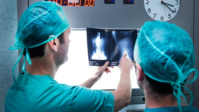 Pionera cirugía lumbar permitirá a joven no perder la movilidad