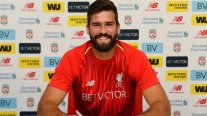 Liverpool oficializó el fichaje del portero brasileño Alisson Becker