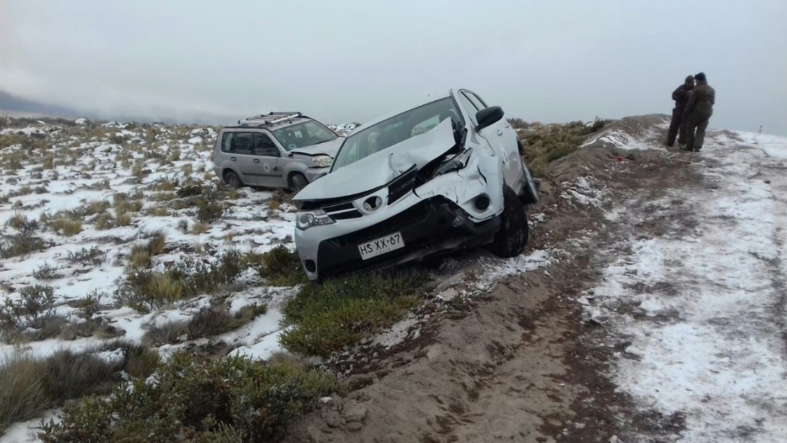 Parinacota: Tres vehículos fiscales colisionaron producto de la nieve