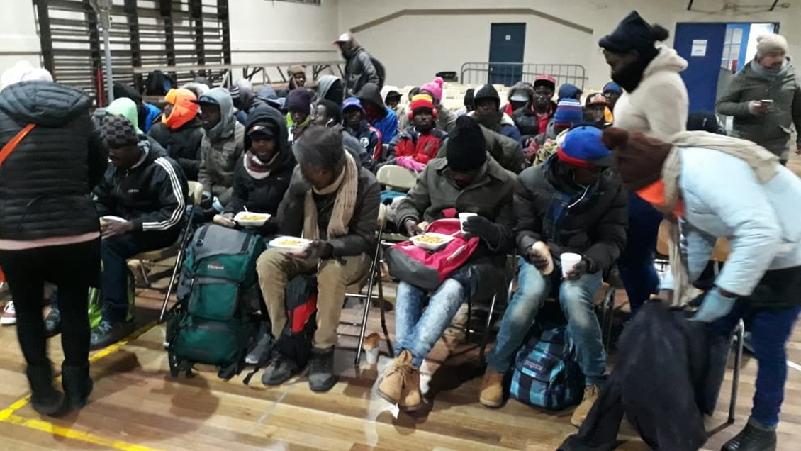 Ahora sí: Liceo Lastarria abrió sus puertas para que haitianos esperen sus trámites protegidos del frío