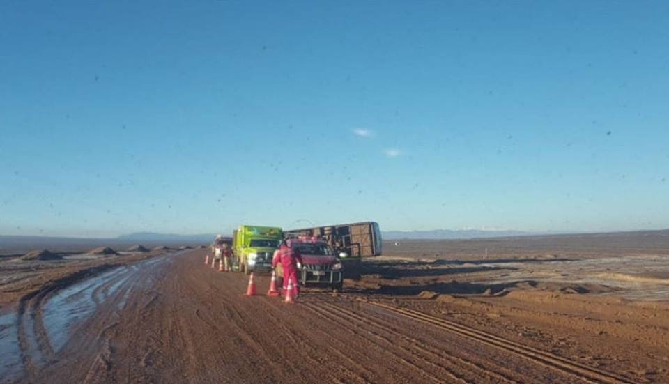 Bus con trabajadores volcó camino a Minera Gaby en la Región de Antofagasta