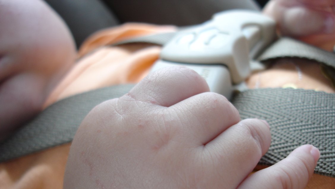 Italia obligará que familias tengan sillas de auto para niños con sensor 