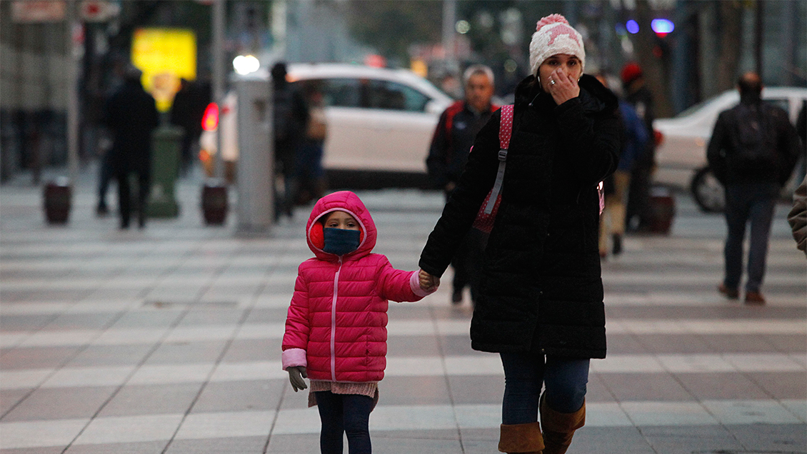 Aumentan enfermedades respiratorias en Santiago, pero estiman peak para post vacaciones de invierno