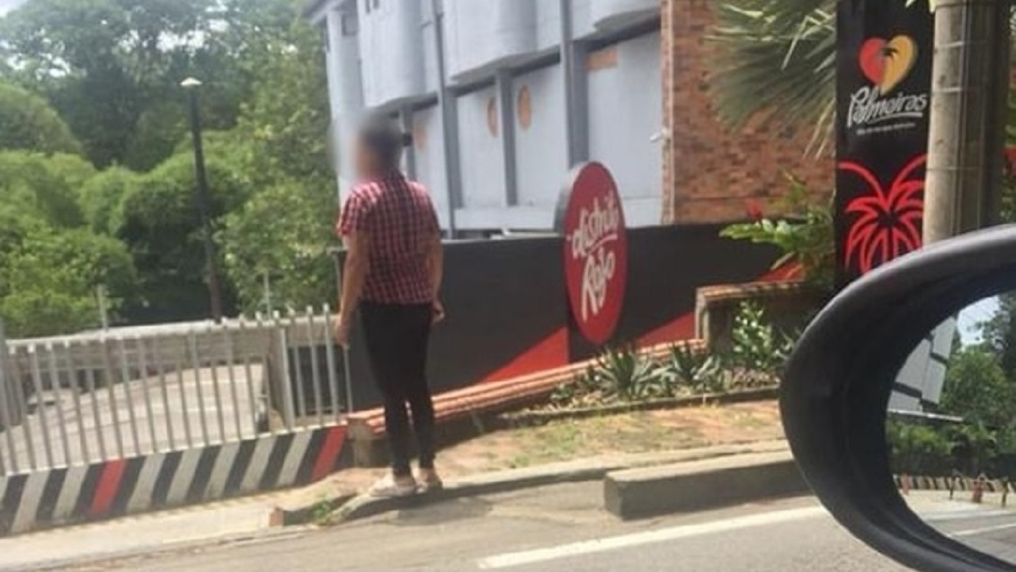 Mujer esperó afuera de un motel durante horas por su esposo infiel y se volvió viral