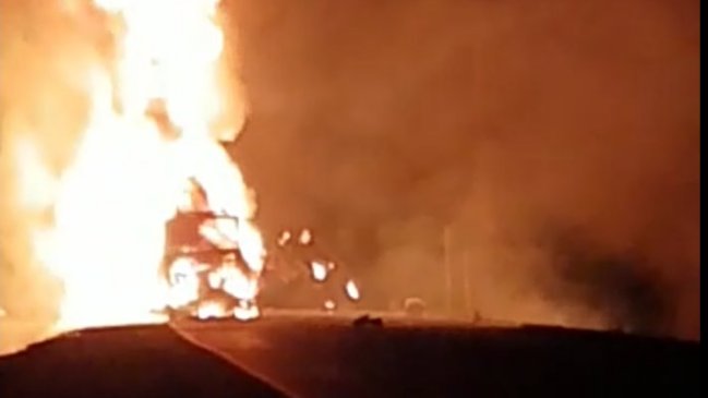 Región del Biobío: Colisión entre camiones terminó en incendio y explosiones
