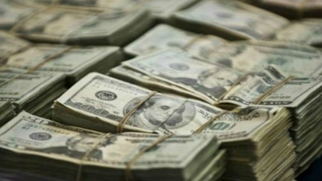 El banco le depositó por error un millón de dólares y ella lo devolvió