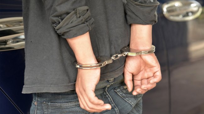 Carabineros detuvo a hombre tras ser sorprendido con varias armas en su vehículo