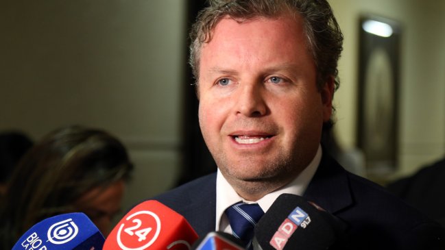 Diputado UDI rechaza beneficios para extranjeros que llegan a Chile