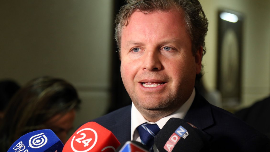 Diputado UDI rechaza beneficios para extranjeros que llegan a Chile