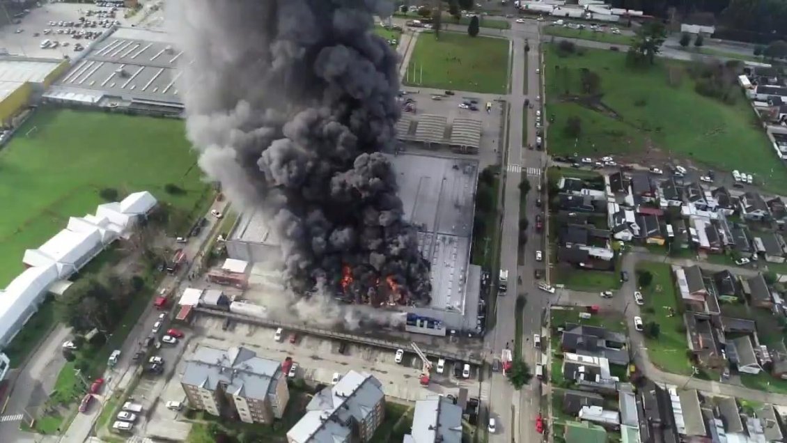 Osorno: Incendio de grandes proporciones consumió bodegas del supermercado Líder