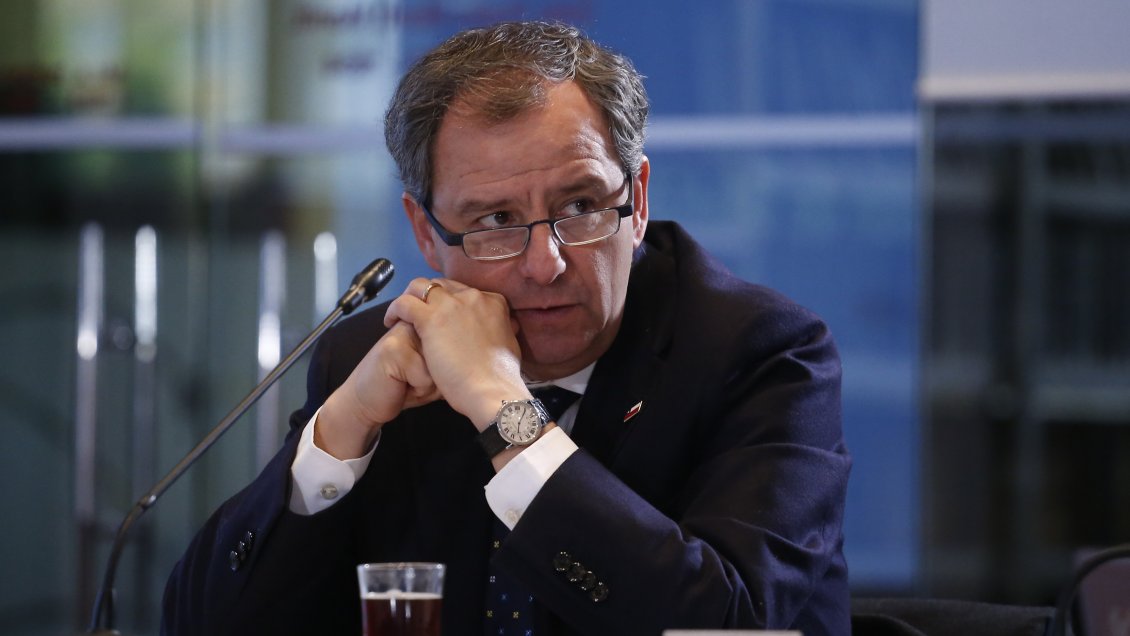 Ministro Varela ofrece disculpas: Alusión a bingos fue un 