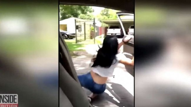 Advierten peligros del reto viral de moda: Bajar de un auto en movimiento para bailar