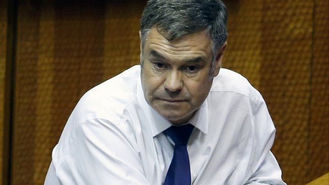 Senador Ossandón: Al ministro Varela le falta calle