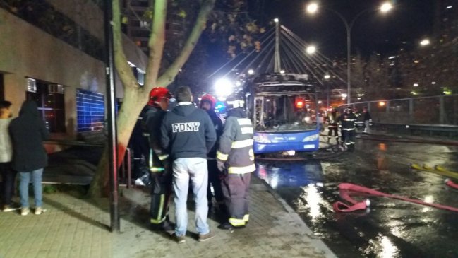 Incendio de Transantiago en pleno centro dejó dos vehículos afectados