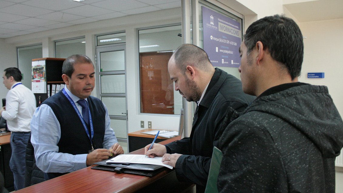 Continúa prófugo hombre que apuñaló a su mujer en Puerto Montt