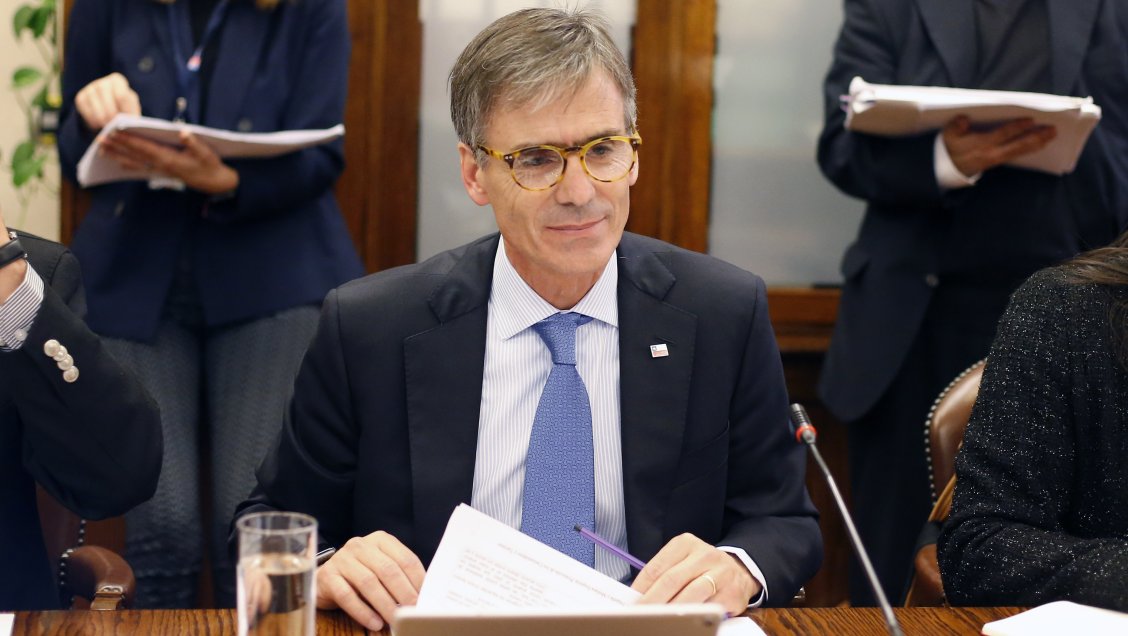 Ministro Valente aconsejó invertir fuera del país: No es sano tener los huevos en una sola canasta