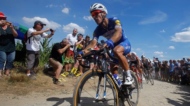  Ciclista belga sufrió una espectacular caída en el Tour  