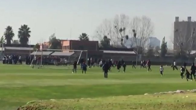 Hinchas de Colo Colo invadieron práctica en el Monumental
