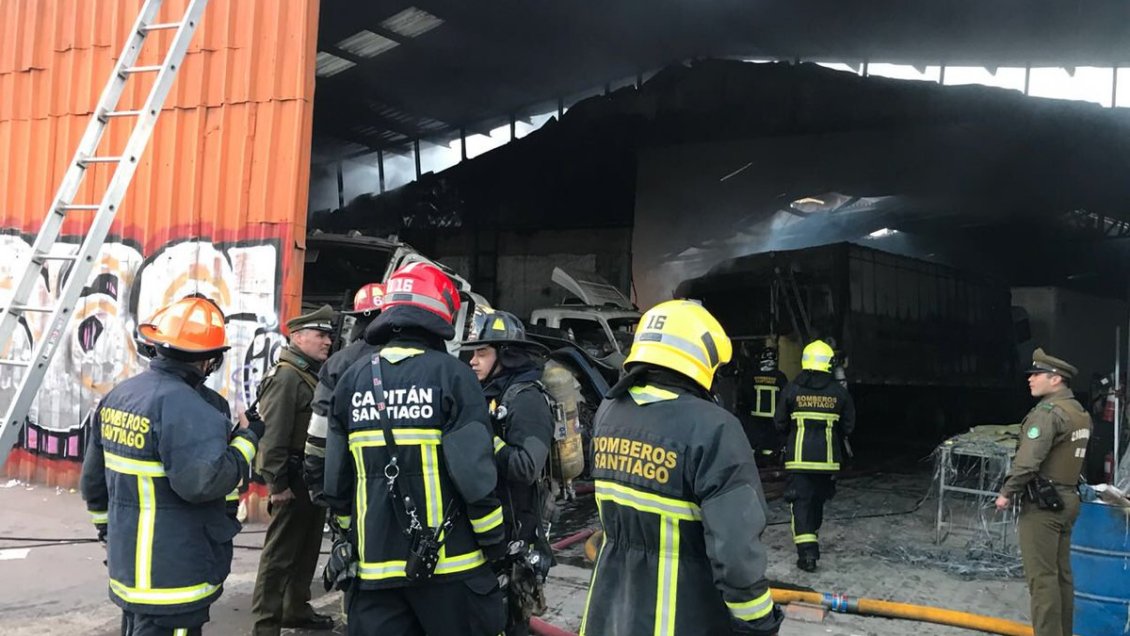 Bomberos trabaja en incendio que afecta a bodega en Estación Central