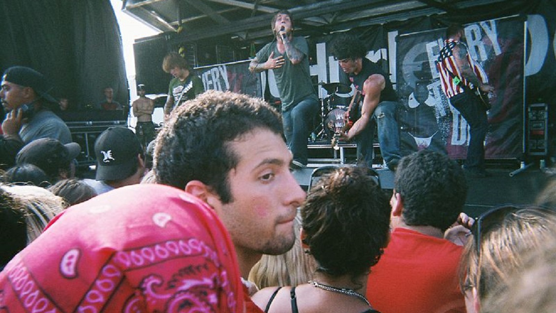 Rockero le escupió cerveza a una fan en la cara y le salvó la vida