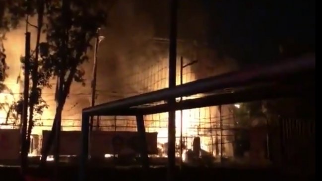 Incendio en Lampa consumió 11 viviendas y dejó cerca de 40 damnificados