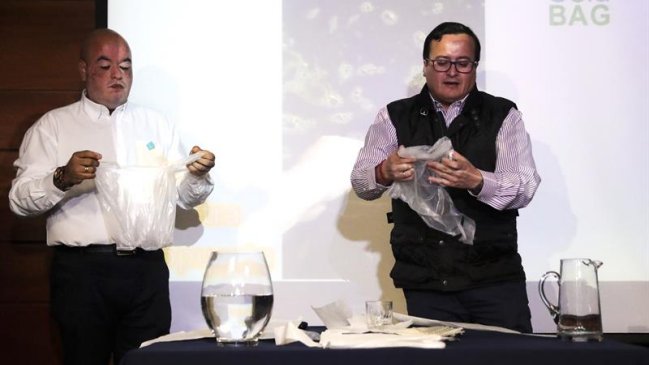 Chilenos crearon bolsa hidrosoluble para terminar con los problemas del plástico