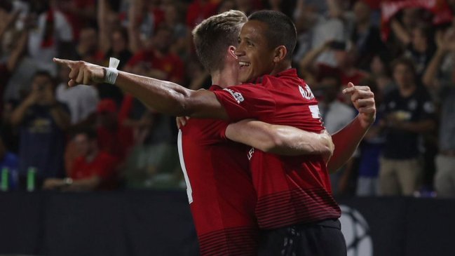 Manchester United y Alexis celebraron una trabajada victoria frente a AC Milan tras 26 penales