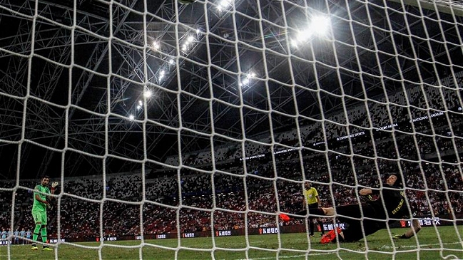 Portero de Atlético de Madrid Adán guió triunfo sobre Arsenal al parar tres penales y marcar uno