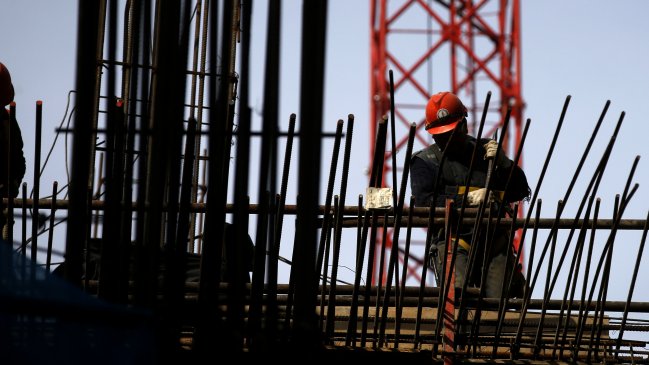 Moody's rebajó nota crediticia de Chile debido a 