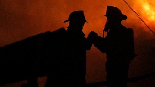 Una persona murió en incendio que afectó inmueble en Pudahuel: Investigan intencionalidad