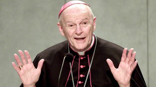 El papa ordena la reclusión de cardenal McCarrick hasta juzgarlo por abusos sexuales