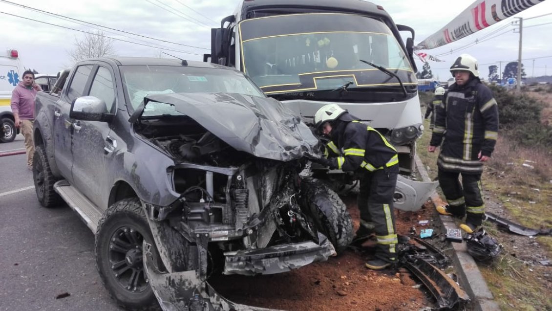 Cinco lesionados tras choque de microbús y camioneta en la ruta Alerce - Puerto Montt