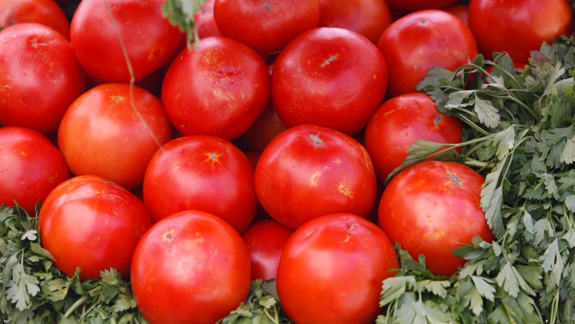 La sorpresa que se llevaron clientes al abrir un tarro de tomates en conserva