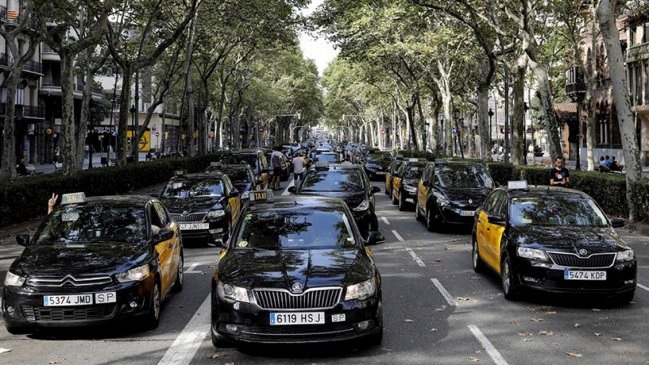 Taxistas españoles continúan con huelga contra Uber y Cabify