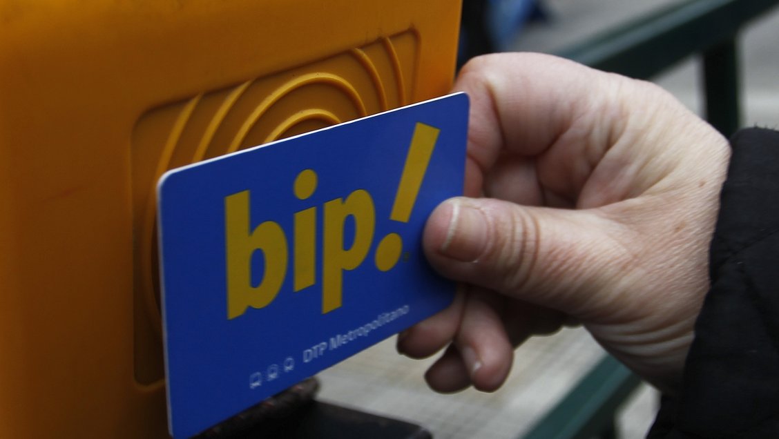 Ministra Hutt apuntó al gobierno anterior tras fallas en sistema de tarjeta Bip!