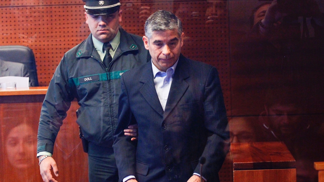 A un día de entrar a prisión preventiva, el general (r) Blu fue internado en Hospital de Carabineros