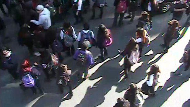 Estudiantes protestan en el centro de Santiago
