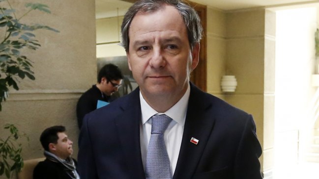 Ministro Varela descarta renunciar tras alto rechazo en encuesta Cadem