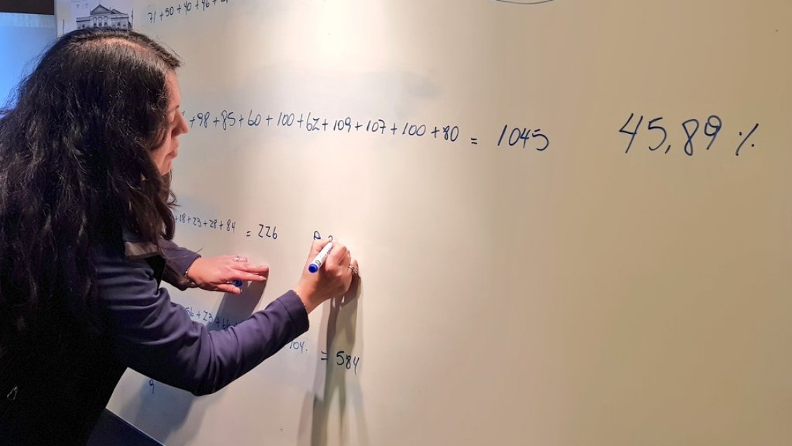 Gris perla fue el color elegido para pintar la fachada del Teatro Municipal de Iquique