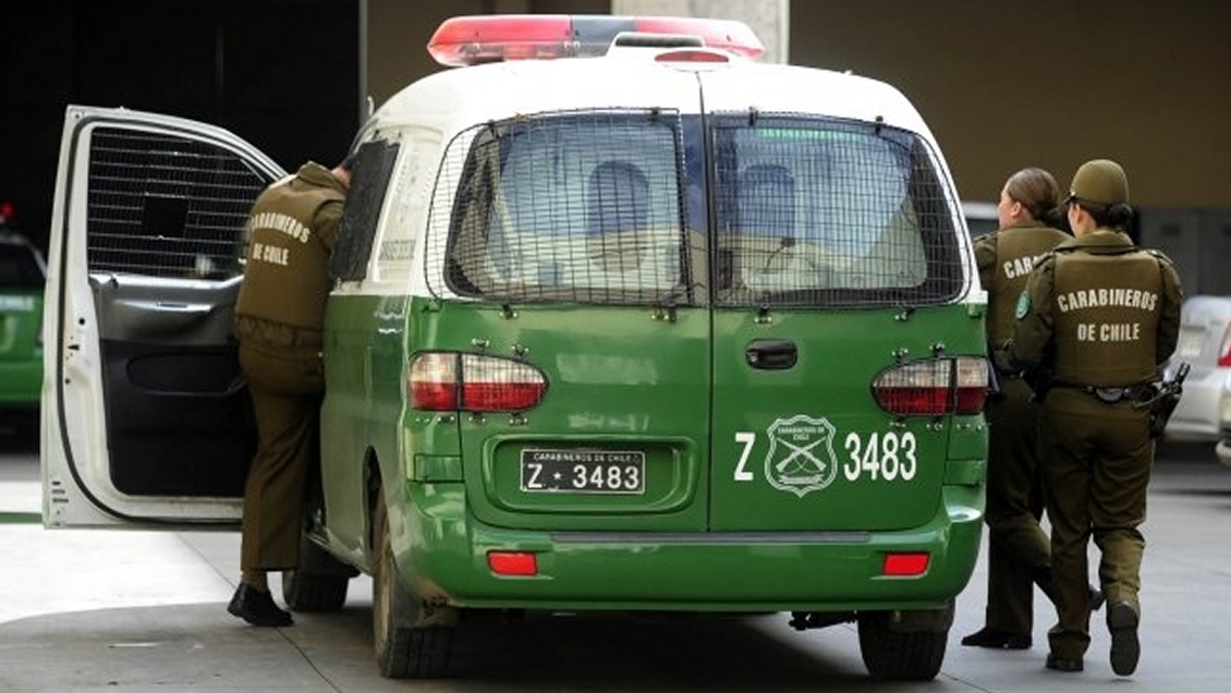 Encapuchados saquearon una farmacia y un minimarket en Santiago