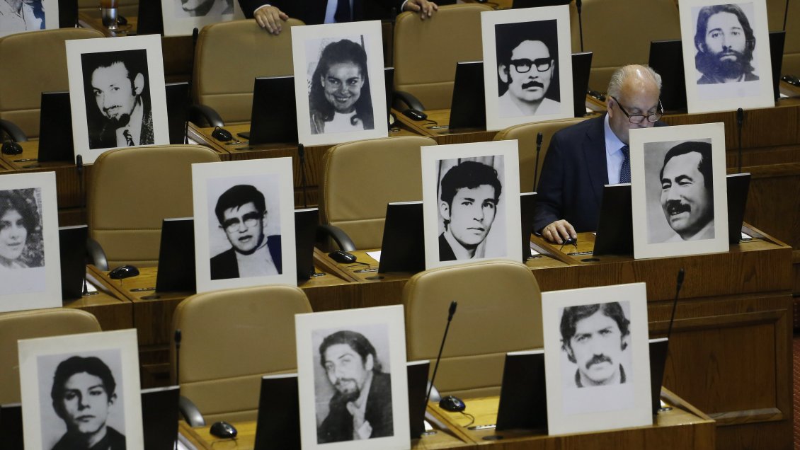 Diputados de oposición evalúan acusación constitucional contra ministros de la Suprema