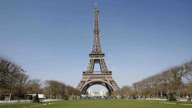 La Torre Eiffel está cerrada por huelga: Personal protesta por largas colas de turistas