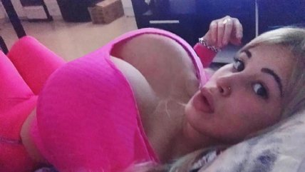 El drama de mujer adicta a las cirugías: Tiene los senos tan grandes que no cabe en el Metro