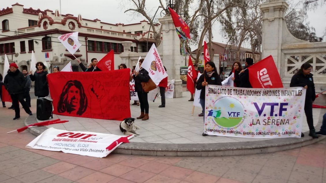 Dirigentes de la ANEF y la CUT realizaron un banderazo en La Serena