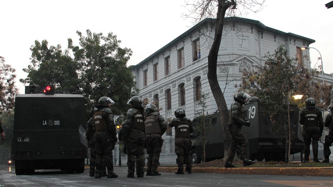 Estudiantes realizan incidentes en frontis del Liceo de Aplicación