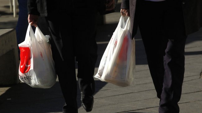 Este viernes comienza a regir restricción a la entrega de bolsas plásticas en todo Chile