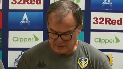 Marcelo Bielsa se disculpó por su escaso manejo del inglés durante una conferencia de prensa