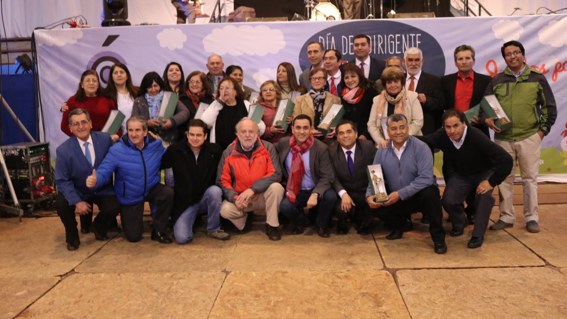 Curicó: Autoridades homenajearon a dirigentes vecinales en su día