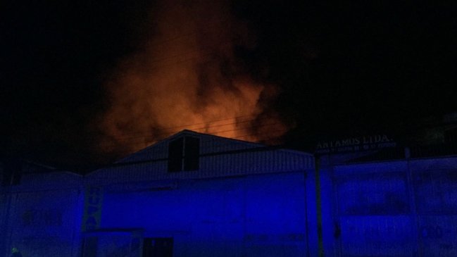 Iquique: Incendio afectó a galpón de ropa americana en Zofri