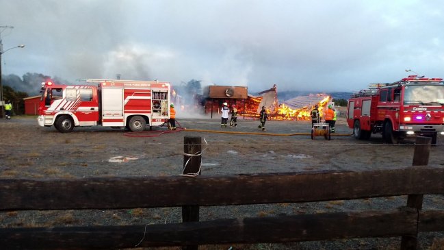 Incendio arrasó con centro de eventos en Quilquico